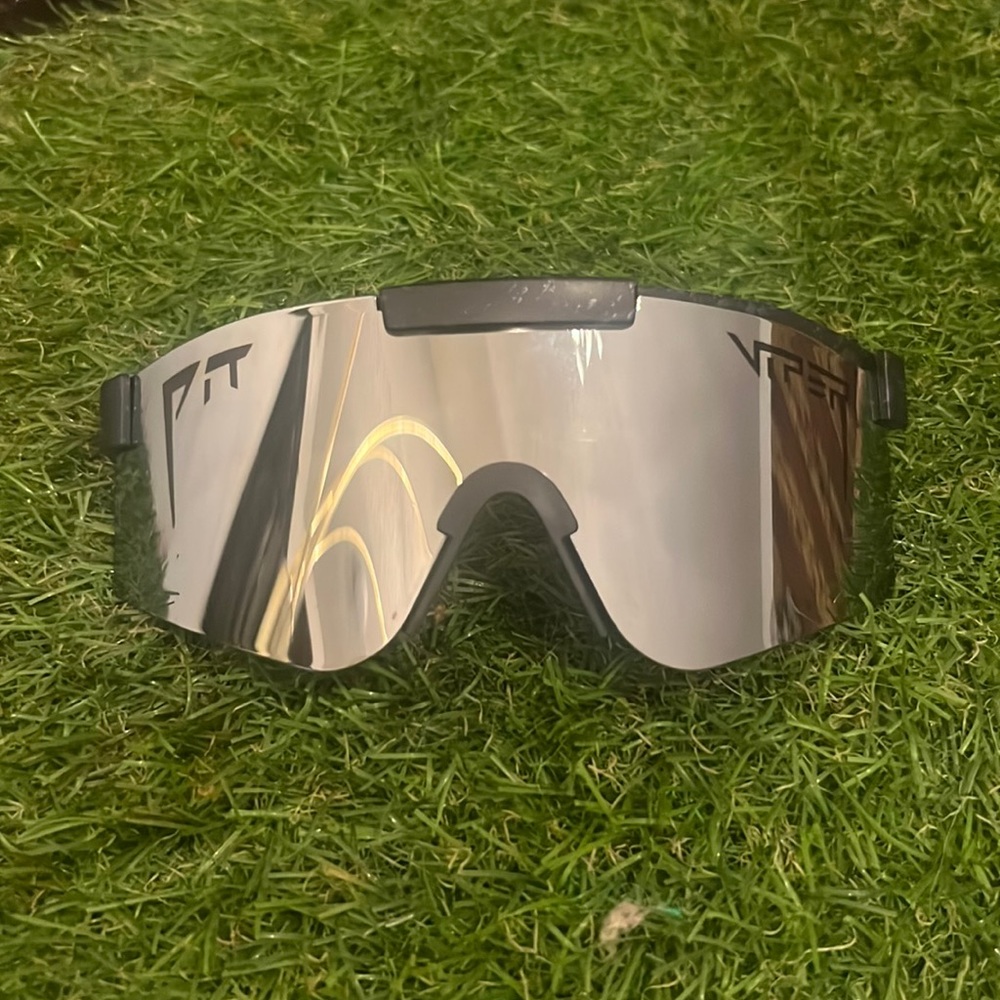 Vipor sunglasses made out of plastic and can adujiste the sides